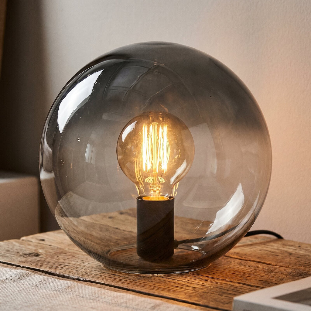 Lampka nocna szklana kula dymione szkło — zbliżenie na detale