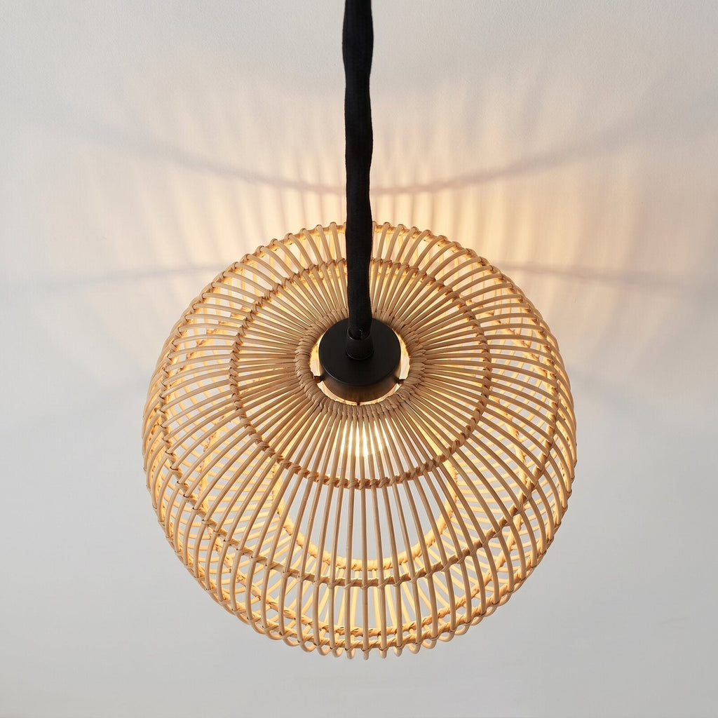 Lampa Wisząca Rattanowa Kula Ø30cm — widok od dołu, światło przez rattan