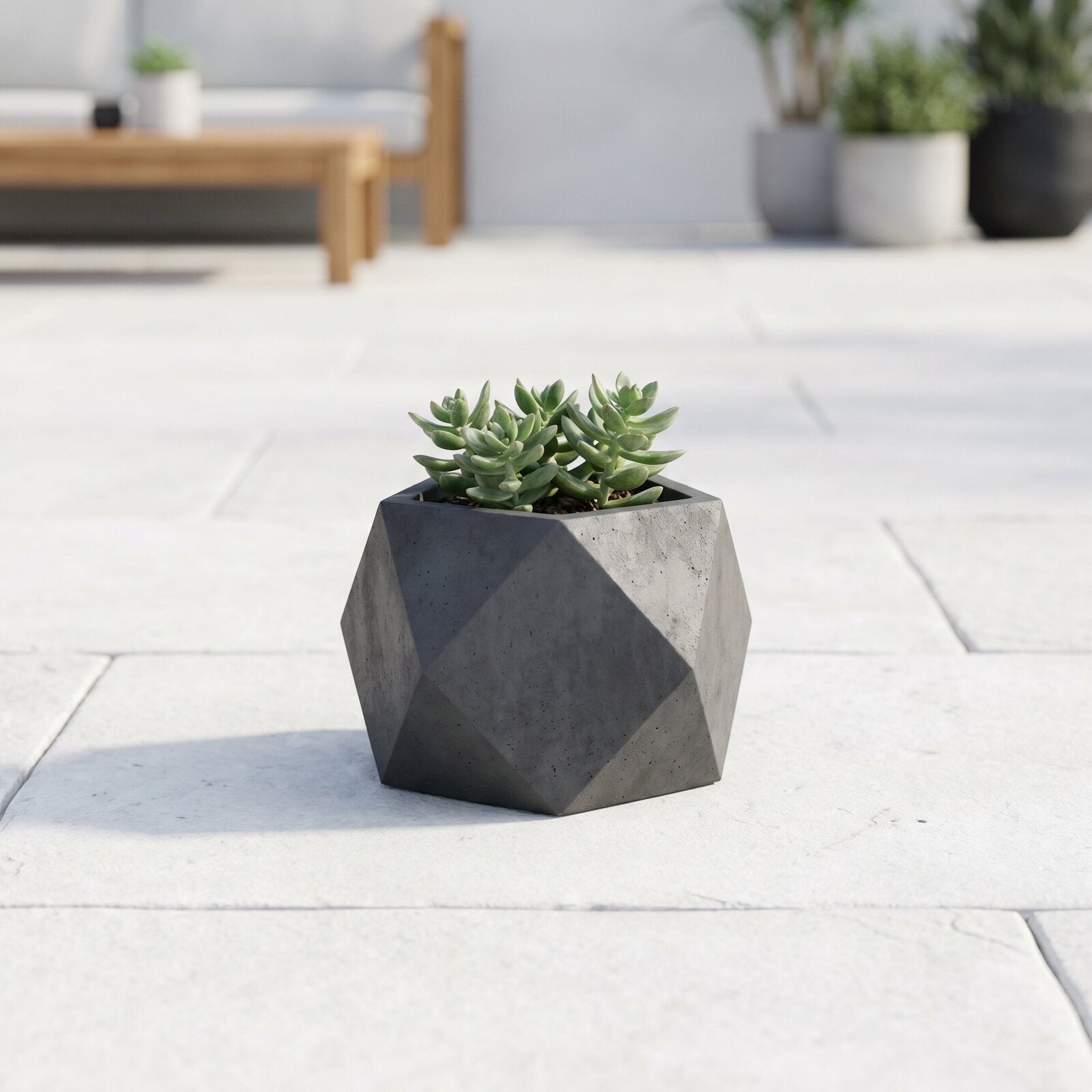 Geometryczna donica imitacja betonu 30cm grafitowa z sukulentem na białym tarasie