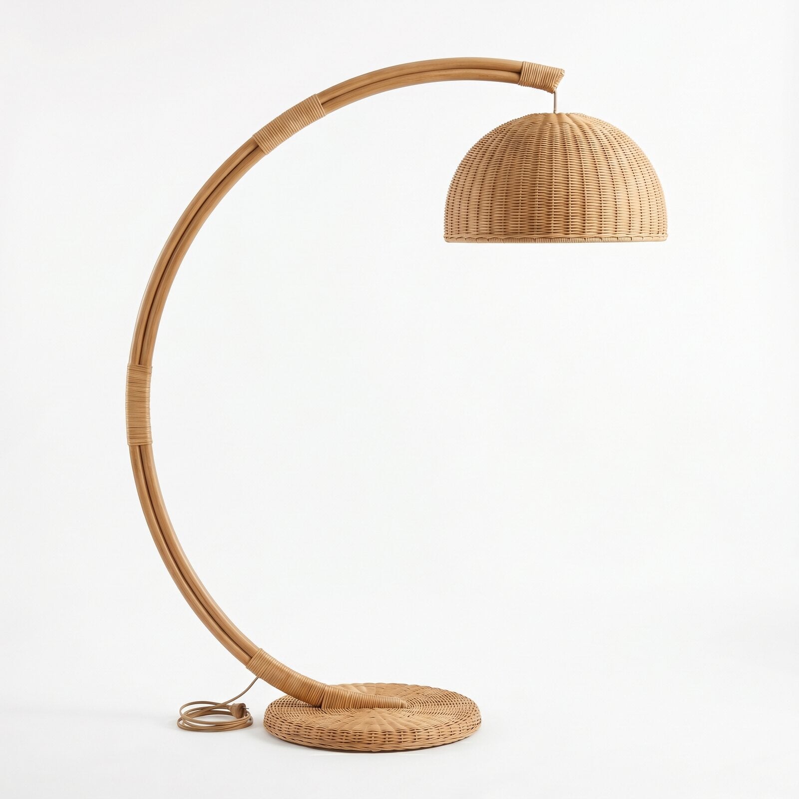 Lampa podłogowa łukowa rattanowa — zdjęcie produktowe na białym tle