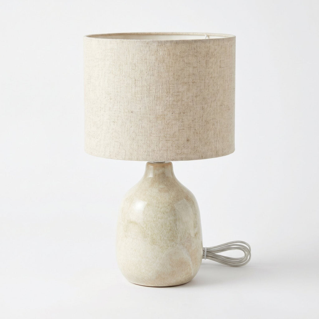 Lampka nocna ceramiczna z lnianym abażurem — zdjęcie produktowe na białym tle