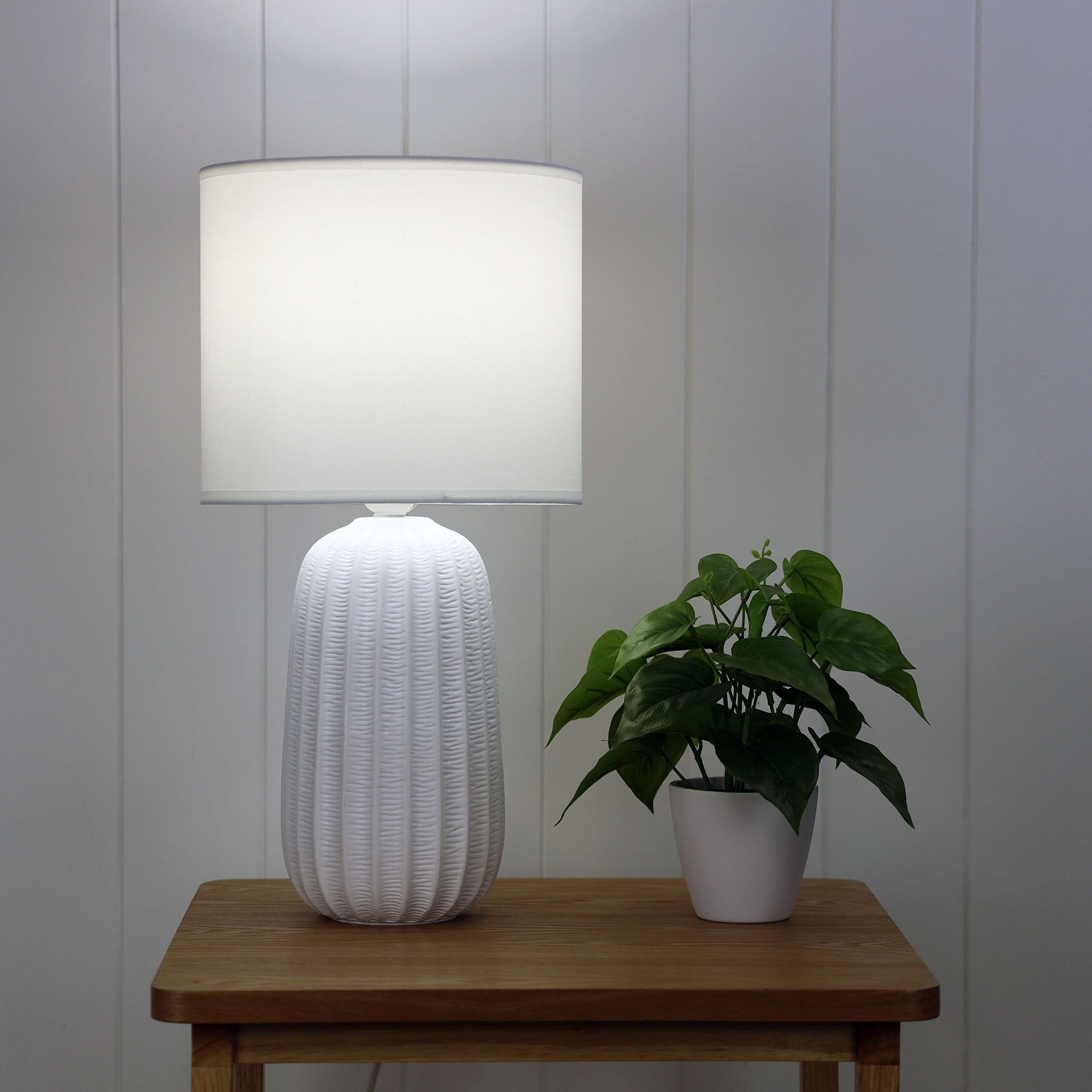 Benjy.25 White Table Lamp