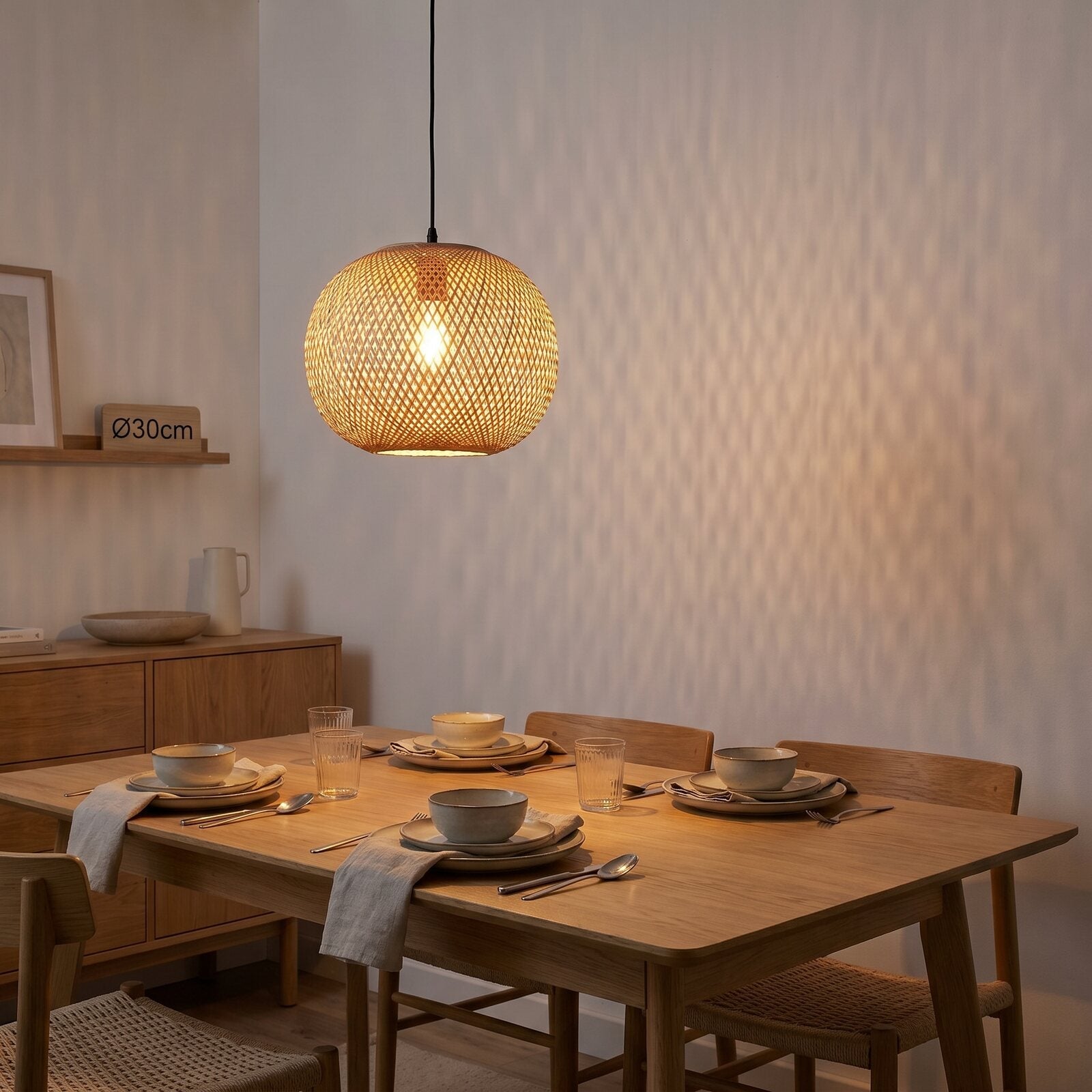 Lampa Wisząca Rattanowa Kula Ø30cm — aranżacja nad stołem jadalnym