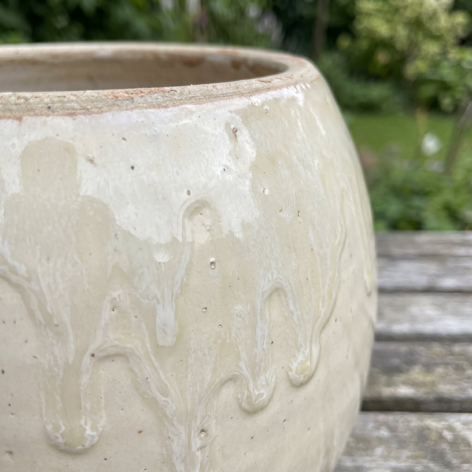 Ceramiczna Donica Zewnętrzna 25cm — zbliżenie na szkliwo i fakturę