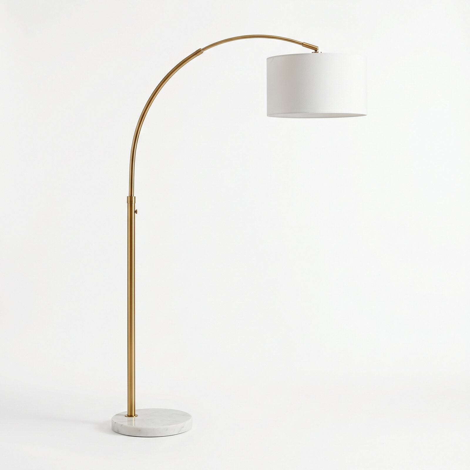 Lampa podłogowa łukowa z marmurowa podstawą — zdjęcie produktowe na białym tle