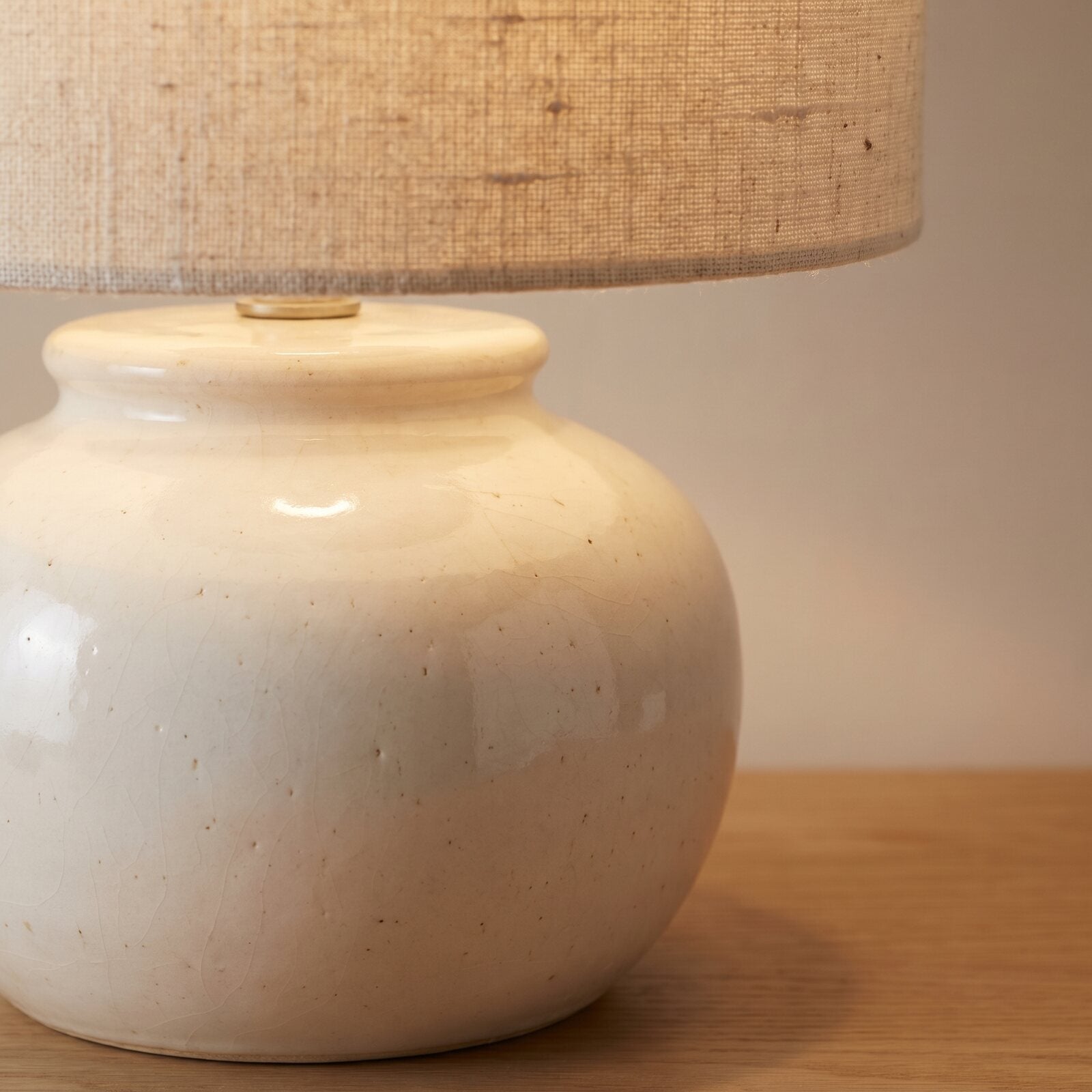 Lampka nocna ceramiczna z lnianym abażurem — zbliżenie na detale