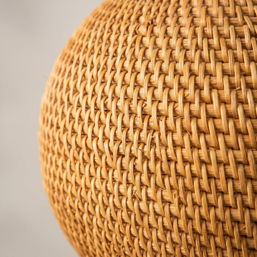 Lampa Wisząca Rattanowa Kula Ø30cm — zbliżenie na splot rattanowy