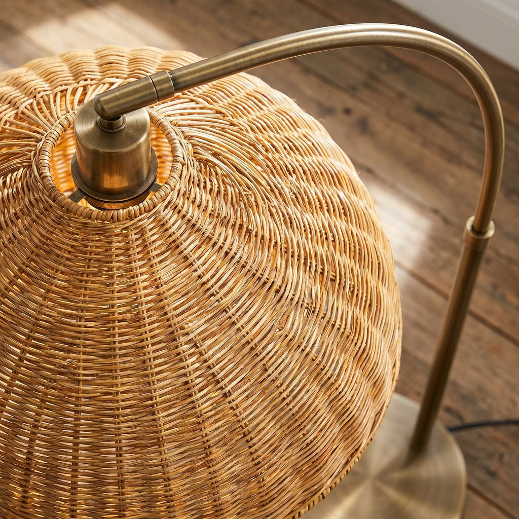 Lampa podłogowa łukowa rattanowa — zbliżenie na detale