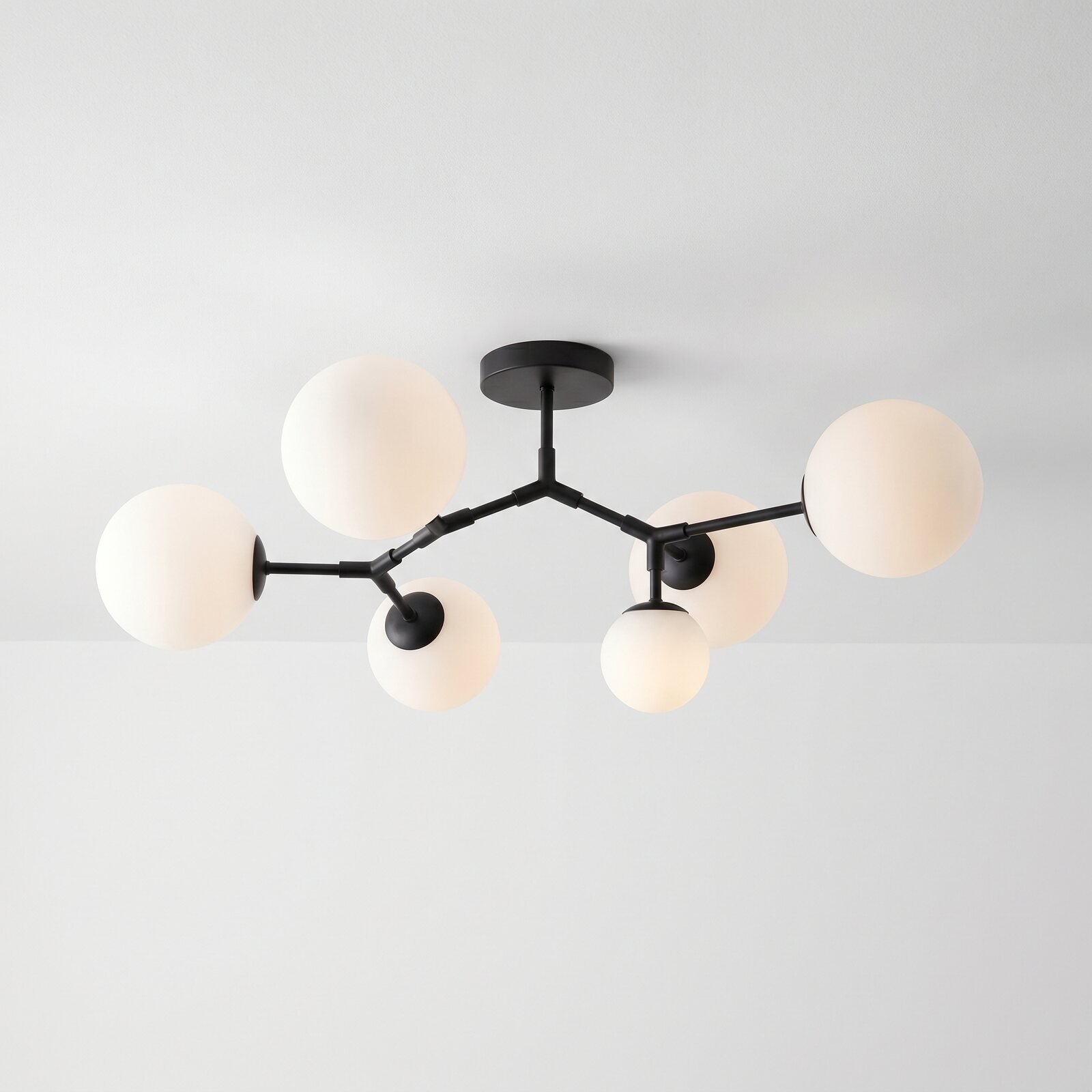 Szklana Lampa Sufitowa 5-Globów LED — widok z innej perspektywy